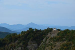 La Chiesetta con il Monte Tobbio sullo sfondo